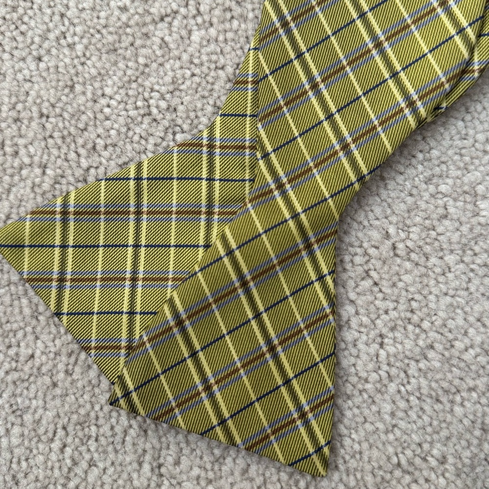 Men’s bowtie. Fits neck size 13.75 18.